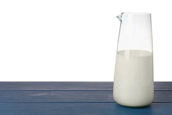 白い背景に対する青い木のテーブルのおいしいミルクの1ジャグ — ストック写真
