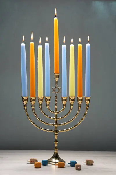 Hanukkah Firandet Menorah Med Brinnande Ljus Och Dreidels Ljus Trä — Stockfoto
