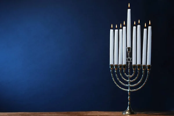 Hanukkah Firandet Menorah Med Brinnande Ljus Träbord Mot Blå Bakgrund — Stockfoto