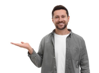 Özel terfi. Gülümseyen adam beyaz arka planda bir şey tutuyor