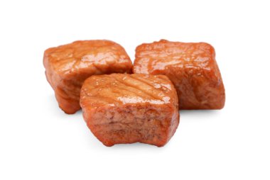 Lezzetli pişmiş sığır eti parçaları beyaza izole edilmiş. Lezzetli gulaş.