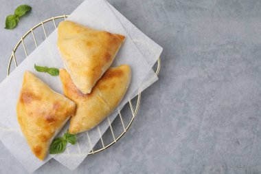 Gri masada nefis samosa ve fesleğen, üst manzara. Metin için boşluk