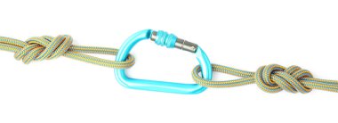 Beyaz iplerle izole edilmiş bir metal karabina.