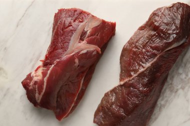 Mermer tahtada çiğ et parçaları, üst manzara.