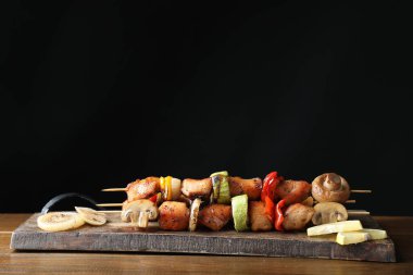 Ahşap masada sebzeli lezzetli şiş kebap. Metin için boşluk