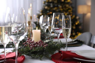 Noel sofrası dekoratif dekorasyon ve bulaşık takımlarıyla dolu.