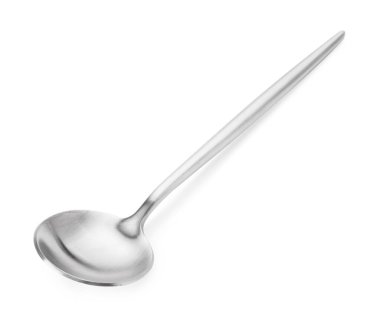 Parlak gümüş bir kaşık beyaza izole edilmiş.