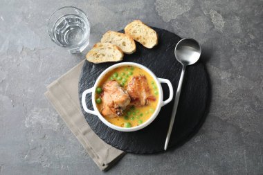 Gri masada servis edilen soslu lezzetli pişmiş tavşan eti.