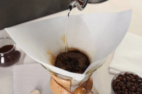 Damlalı Kahve Yapıyorum Masada Kağıt Filtresi Olan Kimya Kahve Makinesine — Stok fotoğraf