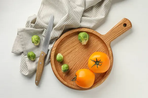 Snijplank Met Spruitjes Tomaten Mes Witte Houten Tafel Plat Gelegd — Stockfoto