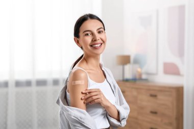 Evde aşıdan sonra koluna alçı yapıştıran bir kadın.