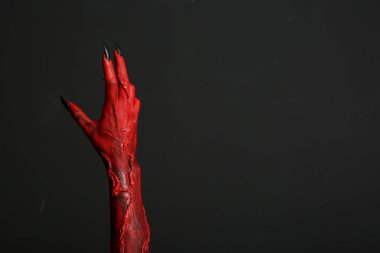 Siyah arka planda korkunç bir canavar, yazı için yeri olan bir el kamerası. Cadılar Bayramı karakteri