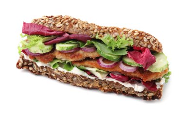 Beyaz üzerinde şnitzel bulunan lezzetli bir sandviç.