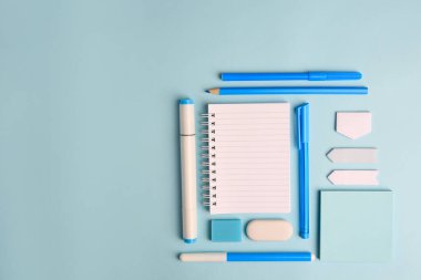 Açık mavi arka planda farklı okul kırtasiyesi, metin için yeri olan düz bir yer. Okula geri dön.