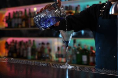 Barmen barda taze alkollü kokteyl hazırlıyor, yakın plan. Metin için boşluk