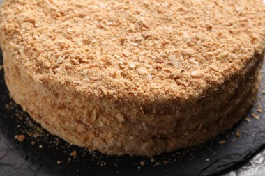 Lezzetli taze pişmiş Napolyon keki masada, yakın plan.