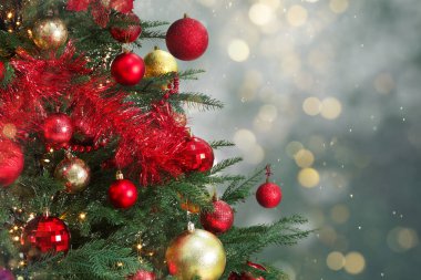 Kırmızı ve altın renkli toplarla süslenmiş Noel ağacı bulanık arka plan, bokeh etkisi. Metin için boşluk