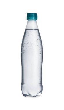 Beyaza izole edilmiş soda dolu plastik bir şişe.