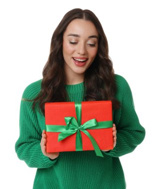 Güzel genç bir kadın Noel hediyesi ile beyaza izole edilmiş