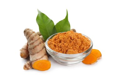 Beyaz üzerine izole edilmiş aromatik zerdeçal tozu, yapraklar ve ham kökleri olan kase.