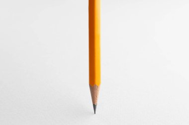 Beyaz arka planda keskin bir grafit kalem, yakın plan. Metin için boşluk