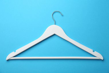 Açık mavi arkaplanda beyaz askısı, üst görünüm