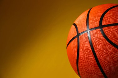 Basketbol topu arka planda, yakın plan. Metin için boşluk
