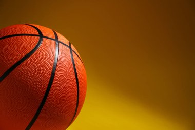 Basketbol topu arka planda, yakın plan. Metin için boşluk