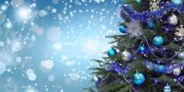 Açık mavi ve gümüş renkli toplarla süslenmiş Noel ağacı bulanık arka plan, bokeh etkisi. Metin için alanı olan pankart tasarımı