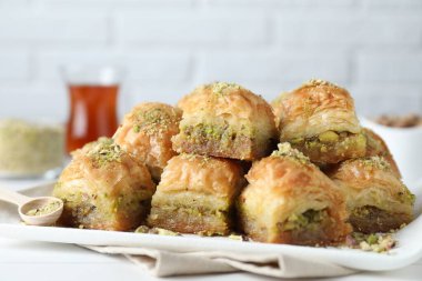 Beyaz masada doğranmış fındıklı enfes taze baklava, yakın plan. Doğu tatlıları