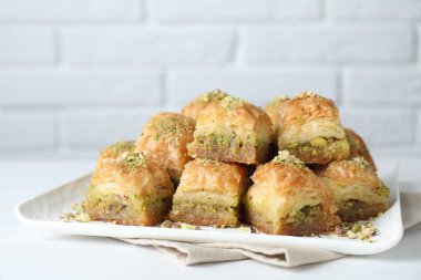 Beyaz masada doğranmış fındıklı enfes taze baklava, yakın plan. Doğu tatlıları