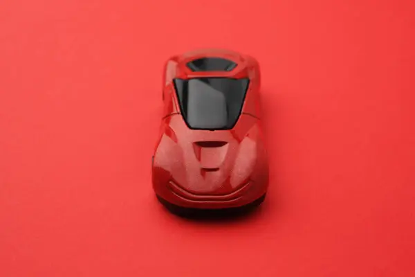 Jedno Zářivé Auto Červeném Pozadí Dětská Hračka — Stock fotografie