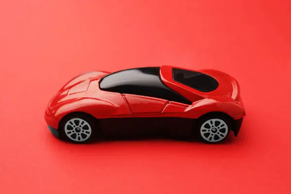 Jedno Zářivé Auto Červeném Pozadí Dětská Hračka — Stock fotografie