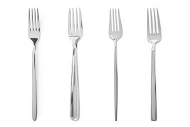 Parlak gümüş çatallar beyaz üzerine izole edilmiş, set