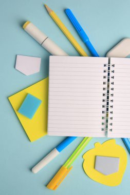 Açık mavi arka planda farklı okul kırtasiyesi, metin için yeri olan düz bir yer. Okula geri dön.