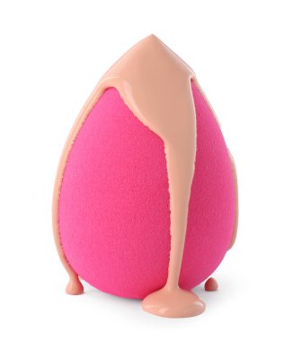 Beyaz tenli pembe makyaj süngeri.
