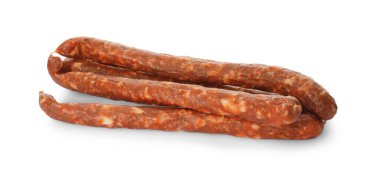 İnce kuru füme sosisler beyaz üzerine izole edilmiş.