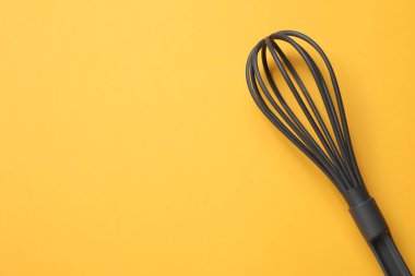 Sarı arka planda plastik çırpı, üst manzara. Metin için boşluk