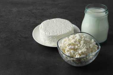 Gri masada taze laktozsuz ürünler, metin için boşluk