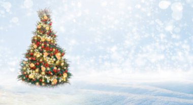 Karda güzel bir Noel ağacı, bulanık bir manzara. Metin için alanı olan pankart tasarımı