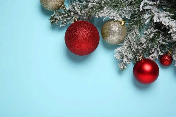 Kerstballen Sparren Takken Met Sneeuw Lichtblauwe Achtergrond Plat Gelegd Ruimte Stockafbeelding
