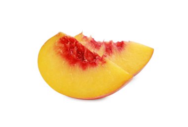 Beyaz üzerine izole edilmiş olgun şeftali dilimleri.