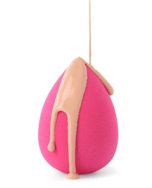 Beyaz üzerine izole edilmiş pembe makyaj süngeri üzerine deri dök.