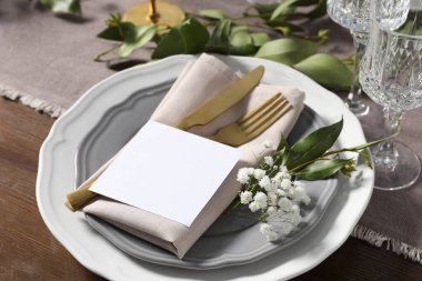 Boş kart ve çiçek dekoru ile güzel bir masa, yakın plan.