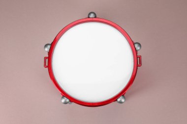 Tozlu gül arka planında davul, üst manzara. Perküsyon müzik aleti