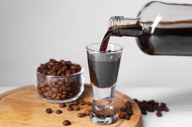 Kahve likörünü şişeden bardağa ve fasulyeye dök.
