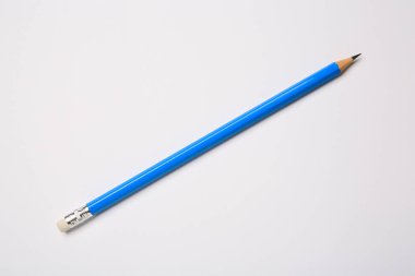 Beyaz arkaplanda keskin grafit kalem, üst görünüm