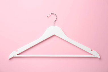 Pembe arka planda beyaz askısı, üst görünüm