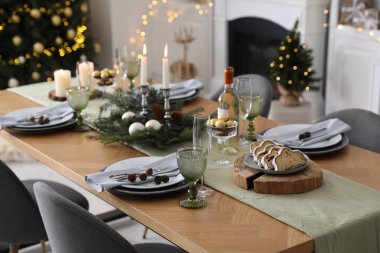 Noel sofrası dekorasyonu ve bulaşık takımı oturma odasında.