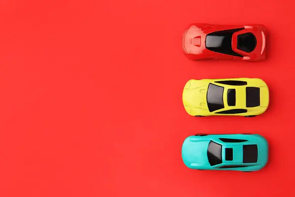 Verschiedene Helle Autos Auf Rotem Hintergrund Flach Liegend Raum Für — Stockfoto